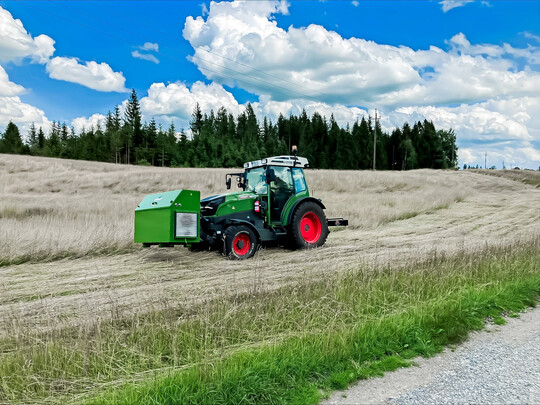 Die Minderung von CO2-Emissionen ist ein Schwerpunkt des Bundesprogramms Energieeffizienz. �ber das Programm, das derzeit ausgesetzt ist, sollen im vierten Quartal 2025 wieder Mittel beantragt werden k�nnen. Ein genauer Zeitpunkt steht allerdings noch nicht fest. Das Bild zeigt die Demonstration eines fr�hen Konzepts zur Reichweitenverl�ngerung eines elektrischen Fendt-Traktors mithilfe einer Methanol-Brennstoffzelle.
