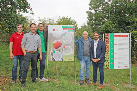 Sie engagieren sich in Kirchheim am Ries f�r das regionale Streuobst (v. l.): Mario Hofelich, 2. Vorsitzender des OGV, Timo Schumann, Daniel �bele, dessen Vater Dietmar �bele und B�rgermeister Danyel Atalay.�