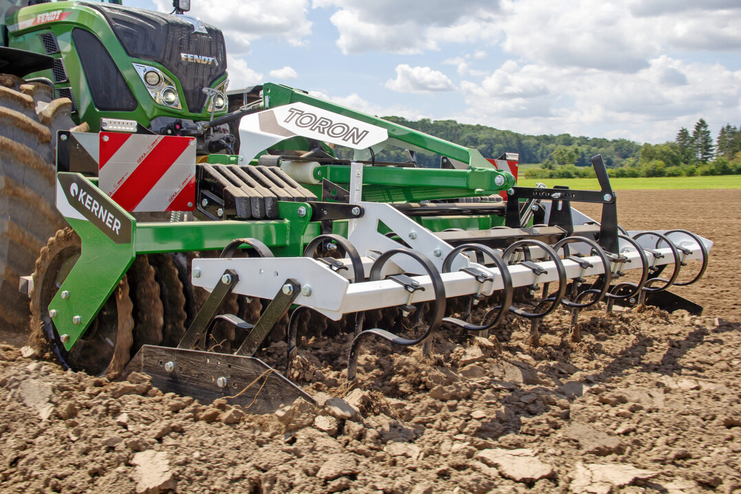 Kerner legt das Walzensystem mit Vorwerkzeugen für den Frontanbau neu auf.