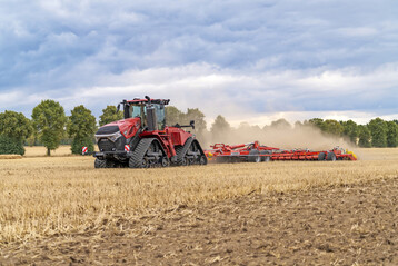 Mit der 12,5-Meter-Scheibenegge geht P�ttinger neue Wege bei der Bodenanpassung.