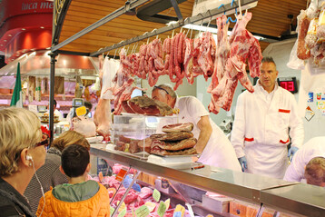 Der FAO-Fleischpreisindex stieg im August um 0,6 Prozent und erreichte ein neues Allzeithoch. Das Bild zeigt den Verkauf von frischen Fleisch- und Wurstwaren an einem Marktstand in Italien. 