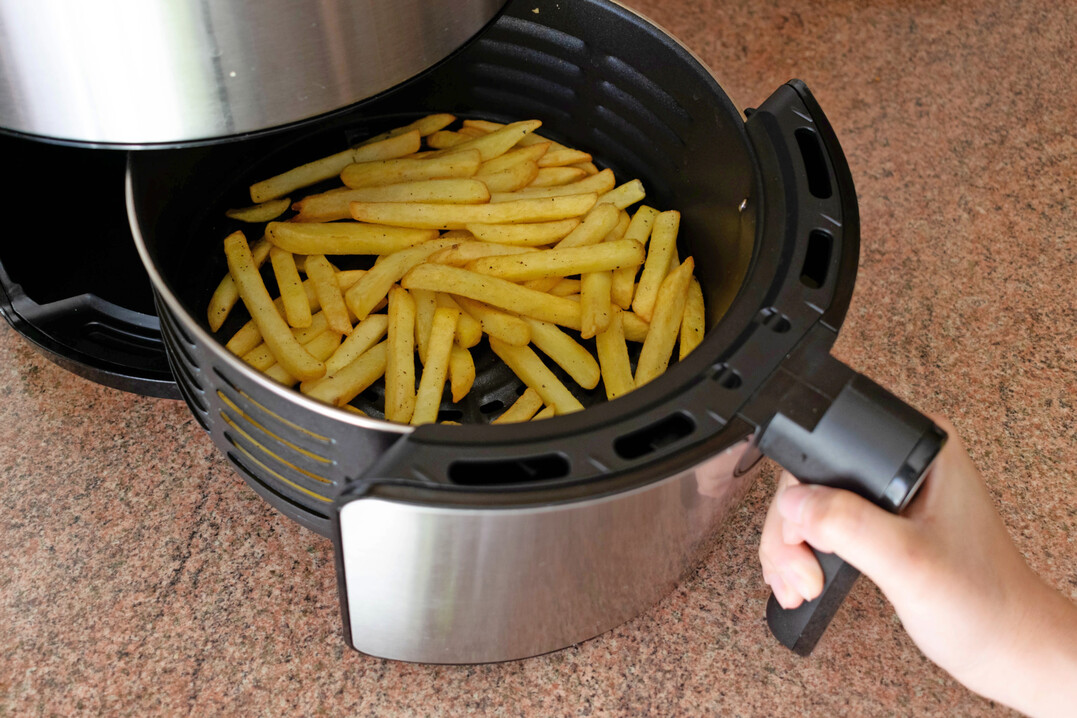 Heißluftfritteusen sind mittlerweile in vielen Küchen zu Hause. Darin kann man aber nicht nur Pommes frites fettarm zubereiten.