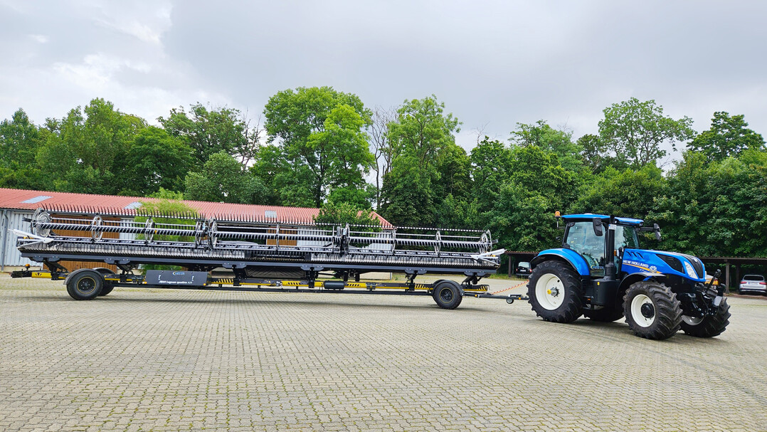 Der Schneidwerkswagen Leguan quattro Air ist f�r Schneidwerke bis 15,20?Meter und zw�lf Tonnen Gesamtgewicht ausgelegt.