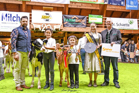 Preisrichter Pierre Dabow kürte zum Champion in der Klasse Mini Charlotte Stolz und Mira Nussbaumer zum Reserve-Champion. Braunviehkönigin Lisa-Marie Renz und Josef Volkwein freuen sich über die Siegerinnen.
