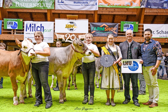 Die Champions „Junior“: Constanze Kraft und Reserve-Champion Lena Groß.