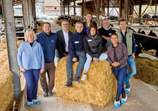Milch klimafreundlich erzeugen: Darum geht es den Initiatoren des Pilotprojekts �Milch-Klimafarm�. Auf dem Betrieb Frese im hessischen M�rshausen wurden nun erste Ergebnisse der 2021 gestarteten Erhebung pr�sentiert.