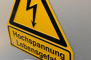 Warnschild an einem Verteilerkasten. 