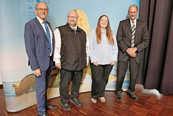 Stabwechsel: In der Gesch�ftsf�hrung der MPR-Zert GmbH wird Lea Haug ab 1. Oktober die Nachfolge von Joachim Faasel (2. v. l.) antreten, der in den Ruhestand geht. Haug war zuvor selbst als Auditorin unterwegs und hatte zuletzt die Position der stellvertretenden Kontrollstellenleiterin der MPR-Zert GmbH inne. �ber die Neubesetzung freuen sich der Vorstandsvorsitzende Manfred Olbrich (links) und Gesch�ftsf�hrer Dr. Markus Albrecht. 