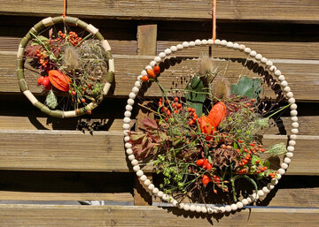 Zwei Traumfänger in unterschiedlicher Größe und Gestaltung.