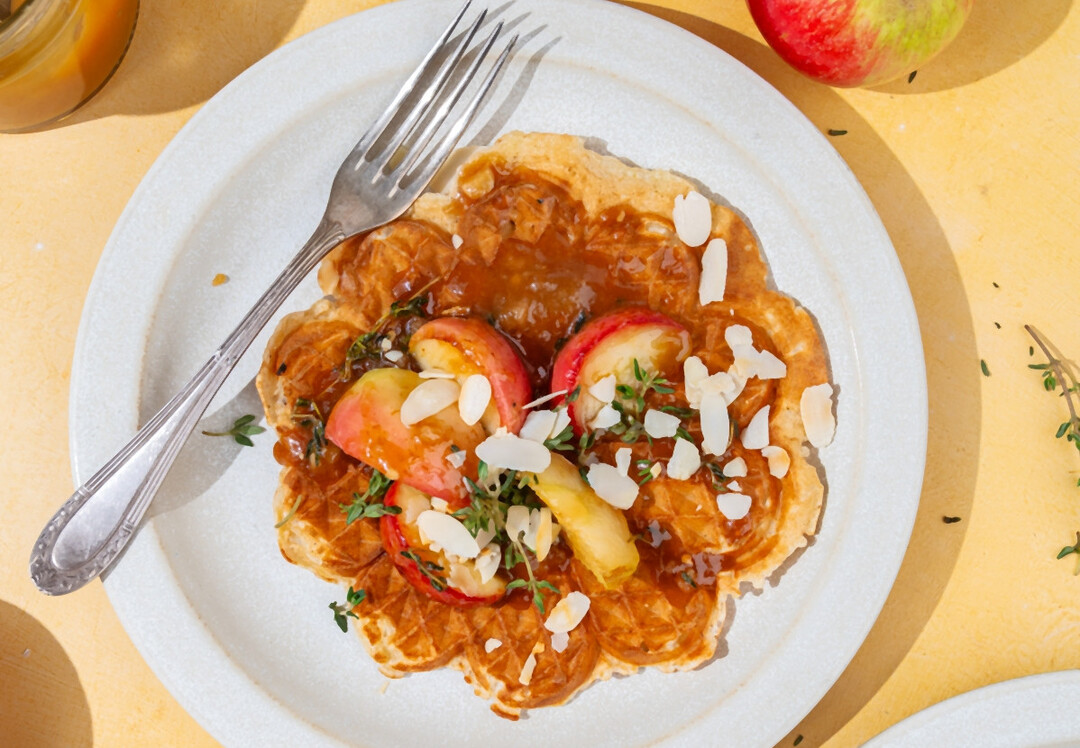 Apfel-Waffeln mit karamellisierten Äpfeln und Thymian