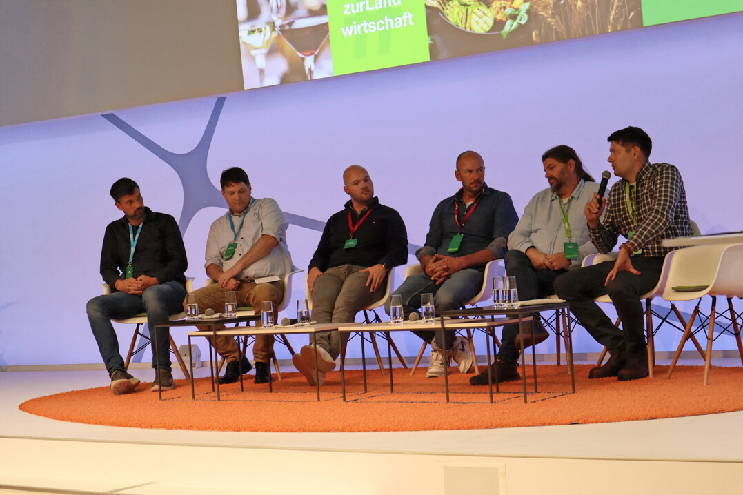 Von links: Phillip Krainbring, Ackerbauer und Erkl�rbauer in Social-Media-Kan�len, Wanzleben-B�rde, Lars Christiansen, Mehrsparten-Landwirt, Kollerup bei Flensburg, Daniel Dorfmeister, Obsthof Dorfmeister, Aholming bei Deggendorf, Dominik Bellaire, Ackerbau und Tierhaltung, Neupotz in der S�dpfalz, Christoph Plass, Ackerbauer, Liebenwalde im Landkreis Oberhavel, und Steffen Hansen, Agrarhof, Nieb�ll.