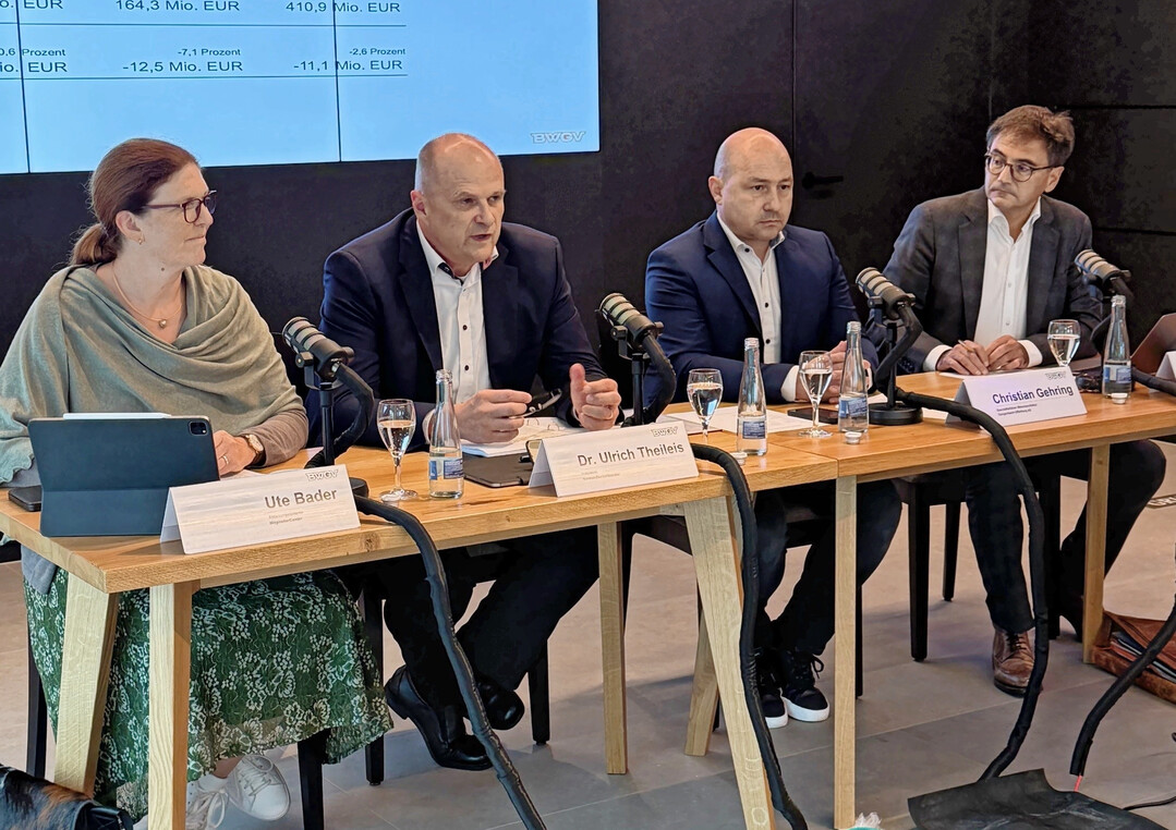 Die Weinexperten des Baden-W�rttembergischen Genossenschaftsverbands, v.l.: Fachfrau Ute Bader, Pr�sident Dr. Ulrich Theileis, Christian Gehring von der Weinmanufaktur Gengenbach-Offenburg und Pressesprecher Marcus Gernsbeck.