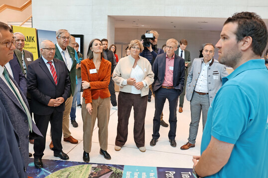 Begleitet von LBV-Vizepräsident Hans-Benno Wichert ging der AMK-Vorsitzende Minister Peter Hauk gemeinsam mit Vertreterinnen und Vertretern des LBV-Arbeitskreises Jungunternehmer die Stationen ab.