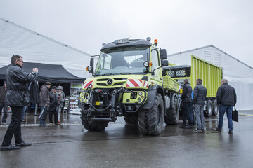 Die Unimog Tour 2017 findet von April bis Juni an zehn Veranstaltungsorten statt - in Deutschland und erstmals auch in Tschechien. Im Mittelpunkt stehen die Wirtschaftlichkeit, der Ganzjahresnutzen und die vielf�ltigen Anwendungsm�glichkeiten des Unimog in Kombination mit ma�geschneiderten An- und Aufbaul�sungen.