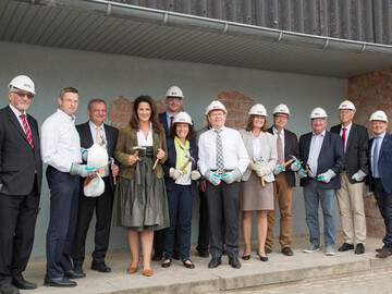 Mit einem symbolischen Hammerschlag wurde der Baubeginn f�r das neue Forschungs- und B�rogeb�ude auf dem Versuchsgel�nde Stutel symbolisch gestartet. 
