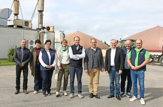 Eine offene Kommunikation und die gemeinsame Suche nach L�sungen: Daf�r ist der Dorn-Bohner Hof bekannt. Mittendrin sind der Europaabgeordnete Norbert Lins, MdEP (3. v. r.), und Raimund Haser, MdL (4. v. r.), um sich von den Praktikern auf den neuesten Stand bringen zu lassen und umgekehrt. Mit dabei waren (v. l.) Thomas L�tsch, LRA Ravensburg, Christa Fuchs, Landfrauenpr�sidentin W�rttemberg-Hohenzollern, Gastgeberin Christine Dorn-Bohner, LBV-Vizepr�sidentin Roswitha Geyer-F��ler, Franz Sch�nberger, Vorsitzender Bauernverband Allg�u Oberschwaben sowie die Betriebsleiter Oskar und Markus Dorn-Bohner.    