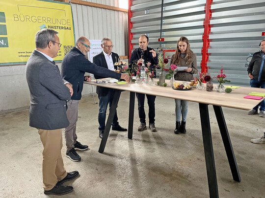 Diskussionsrunde mit Bernhard Bitterwolf (2. v. l): �Wie kann das sein? Wir hatten eine Genehmigung, sind in den Bau gegangen und das neue Gesetz ist ohne �bergangsfrist verabschiedet worden. Uns fehlt jegliche Sicherheit�, meinte die Jungb�uerin Larissa Einsiedler (r.) und �berbrachte zusammen mit Franz Sch�nberger (2. v. r.) vom Bauernverband den beiden Politikern Haser und Lins ihr Anliegen in Sachen Biogas.