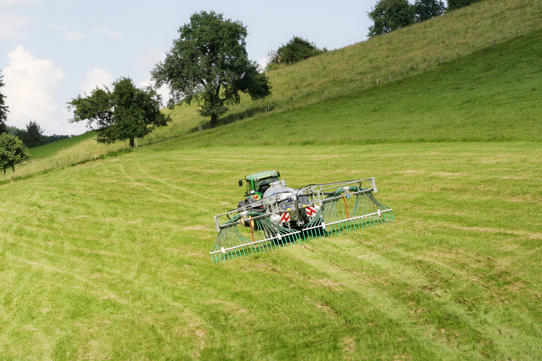 Für die Ausbringung flüssiger Wirtschaftsdünger ist auf Grünland ab Februar die bodennahe Ablage verpflichtend. Auf Antrag sind Ausnahmen bei starker Hangneigung möglich.