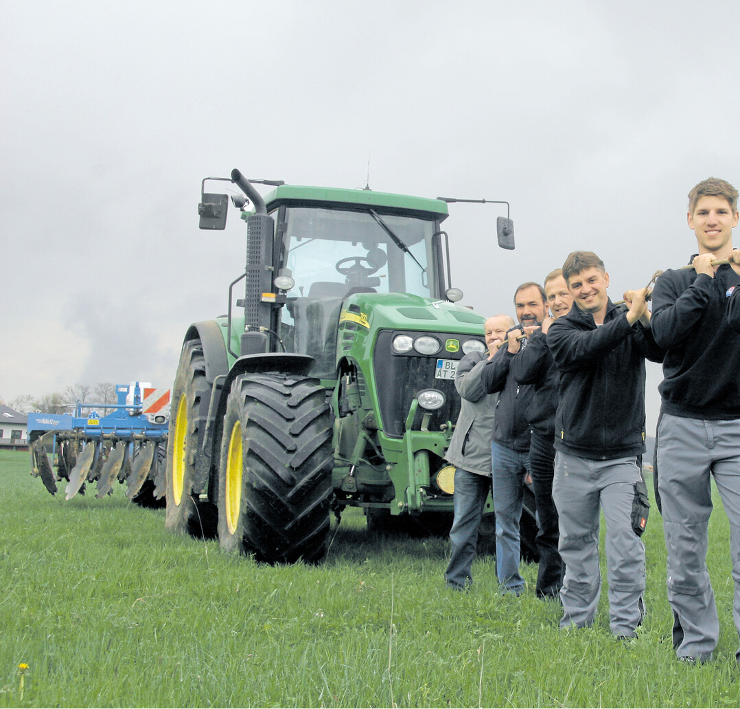 Es macht mehr Spa� zusammen, sind sich Werner G�hring, Norbert und Albert Eberhart, Matthias H�lle und sein Sohn Tobias sowie Tobias V�tsch (von links) einig.