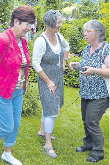 An Gesprächsstoff mangelt es auf den BWagrar-Gartenfahrten nie. Rechts Rita Goller, die auch in diesem Jahr die Gartenfahrt Süd zusammengestellt hat und begleitet.