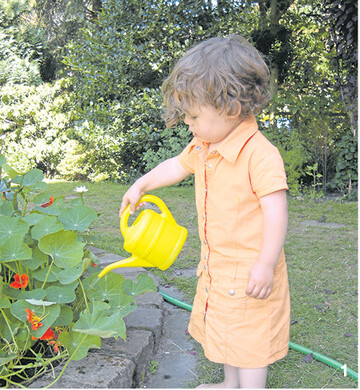 Gießen macht jeder kleinen Gärtnerin Spaß.