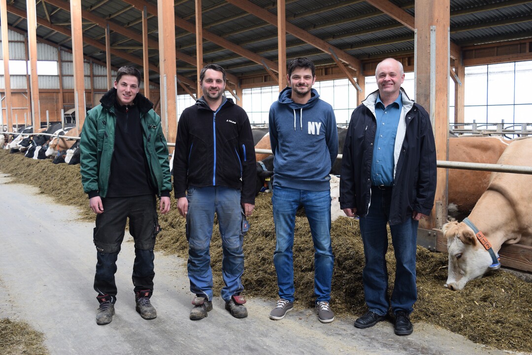 Mehrere Generationen, die gemeinsame Sache machen (von links): Azubi Tobias Schmitt, Michael Beck, Jürgen Stolz und Norbert Beck in ihrem neuen Stall.