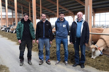 Mehrere Generationen, die gemeinsame Sache machen (von links): Azubi Tobias Schmitt, Michael Beck, Jürgen Stolz und Norbert Beck in ihrem neuen Stall.
