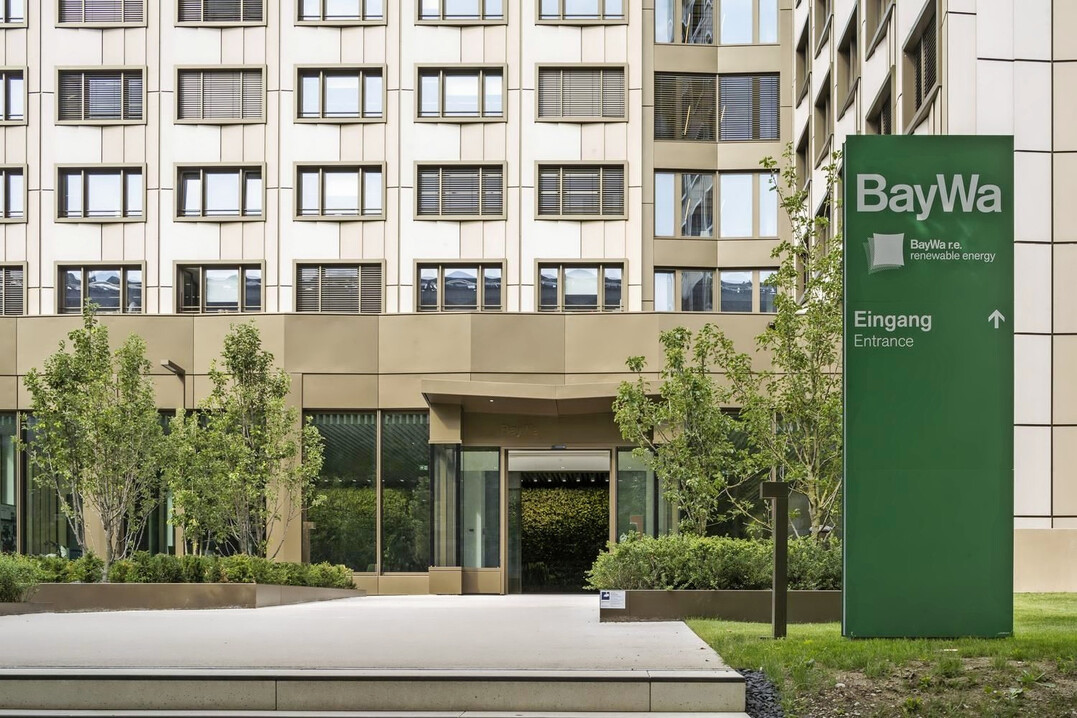 Der Eingang zur BayWa-Zentrale in München.
