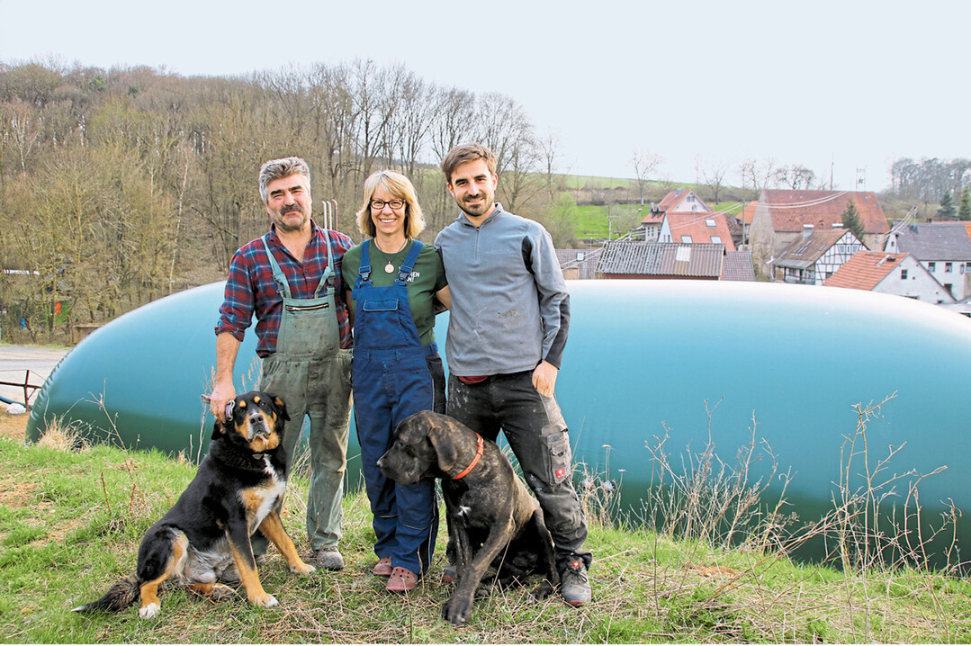 Die Biogasanlage gliedert sich gut ins Betriebskonzept ein. Durch den Zuschlag bei der Bundesnetzagnetur k�nnen Anton und Claudia Stolzenberger und Sohn Florian in Gro�rinderfeld die Anlage f�r die n�chsten zehn Jahre weiter wirtschaftlich betreiben (siehe Seite 8 und 9).