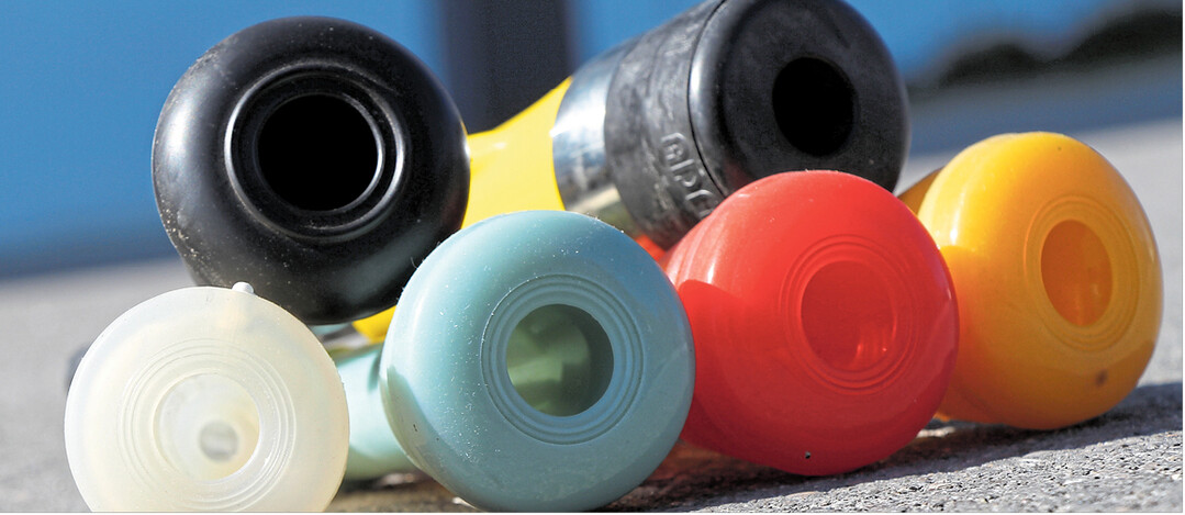 Ein bunter Strau� an Zitzengummis und -silikonen. Die schwarzen oder bunten Arbeiter in der Becherh�lse des Melkzeugs sind in den unterschiedlichsten Ausformungen und Materialien verf�gbar  sowohl als Originalersatzteil des Herstellers oder aber auch als Nachbau.