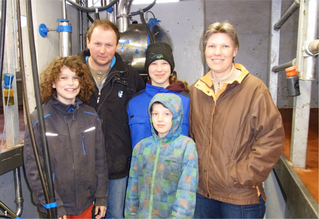 Der Swing Over-Melkstand passt zu uns und unseren Abl�ufen besser als ein Roboter", sagen und erleben Michael und Kerstin Heinzler, hier mit ihren drei Kindern, in dem vor einem halben Jahr neu eingebauten Melkstand.