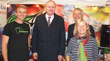 Am Stand des Kreisbauernverbandes Rhein-Neckar in der Gemeinschaftsschau Baden-W�rttemberg in Halle 41 mit Familie Schuhmann aus Ladenburg, von links:� Louis Schuhmann, LBV-Pr�sident Joachim Rukwied, Hanspeter und Christine Schuhmann.� �
