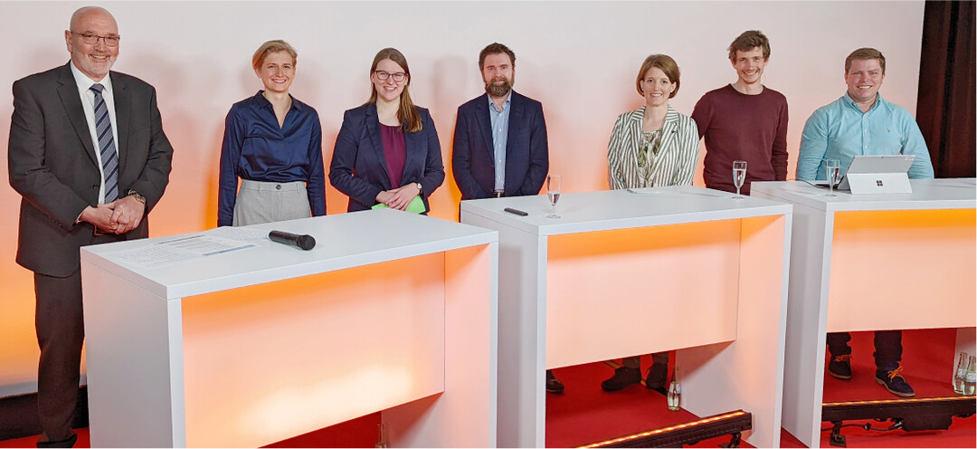 Die Teilnehmer der ersten Gespr�chsrunde des Abends (von links): Klaus Schneider, Pr�sident des DWV, Miriam R�ger und Katharina R�ssler vom BDL, Gergely Szolnoki, Petra Neuber, Vorsitzende des Bundesverbands Ecovin e. V., Lars Hieber, Karl-Josef Thul.