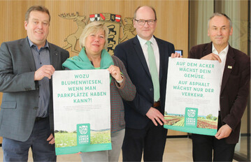 Ein breites Bündnis engagiert sich für den Volksantrag gegen den Flächenfraß. Vier Akteure starteten die Unterschriftenaktion im Stuttgarter Landtag, v. r.: Gerhard Bronner (LNV), Hans-Benno Wichert (LBV), Sylvia Pilarsky-Grosch (BUND) und Karl-Heinz Mayer (BLHV).