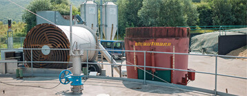 Kugelm�hlen-Prototyp an der Forschungsbiogasanlage Unterer Lindenhof" (links im Bild).