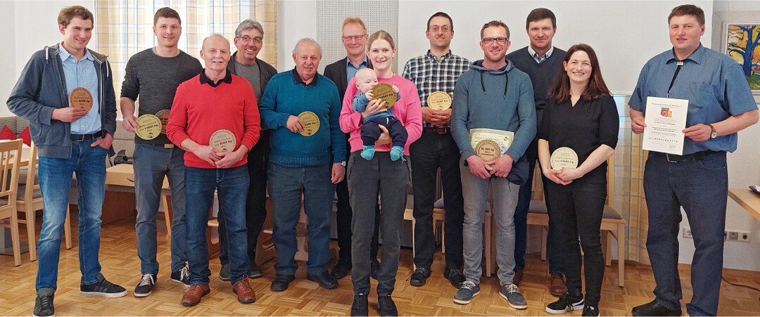Die mit Stallplaketten geehrten Mitglieder des Rinderzuchtvereins Ellwangen.