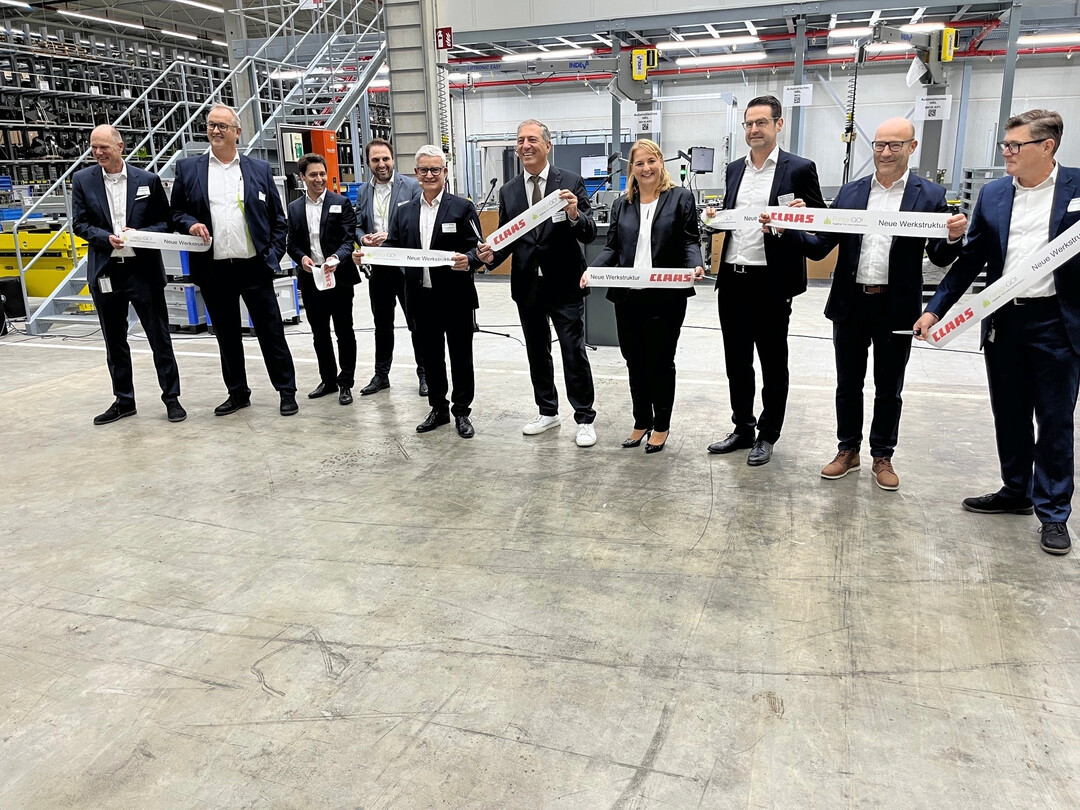 Feierliche Einweihung des neuen Logistikzentrums: Nach dem Durchschneiden des Bandes blicken Isabel Kling, Ministerialdirektorin im MLR, und der Saulgauer B�rgermeister Raphael Osmakowski-Miller (Mitte) gemeinsam mit dem Projektteam um COO Thomas Spiering (3. v. r.) von der Konzernleitung sowie Ulrich Nickol (5. v. l.), Standortleiter von Claas Saulgau, positiv in die Zukunft. 