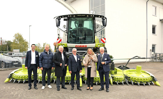 Gemeinsam vor einem Feldh�cksler: �ber die gelungene Einweihungsfeier freuen sich mit COO Thomas Spiering (links) und Standortleiter Ulrich Nickol die beiden Landtagsabgeordneten Klaus Burger (r.) und Christoph H�h (3. v. l.) sowie der Saulgauer B�rgermeister Raphael Osmakowski-Miller (2. v. l.) und Isabel Kling, Ministerialdirektorin im MLR. 