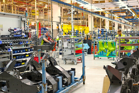 Einblick in die Produktion: Als einer der weltweit f�hrenden Hersteller von Futtererntetechnik setzt Claas h�chste Anspr�che an Fertigungsqualit�t und Fertigungseffizienz. Das Produktportfolio in Bad Saulgau entwickelt sich kontinuierlich weiter und stellt hohe Anforderungen an die Fertigung. 