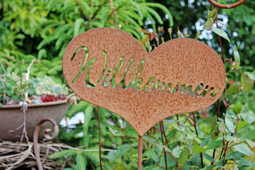 Rost-Deko: Die sich st�ndig ver�ndernde, rostige Oberfl�che von Deko-Elementen passt perfekt in die Gartenwelt.