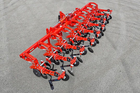 Dem breiten Hackschar zum Unterschneiden der Mulchschicht l�uft eine vertikale Schneidscheibe voraus.