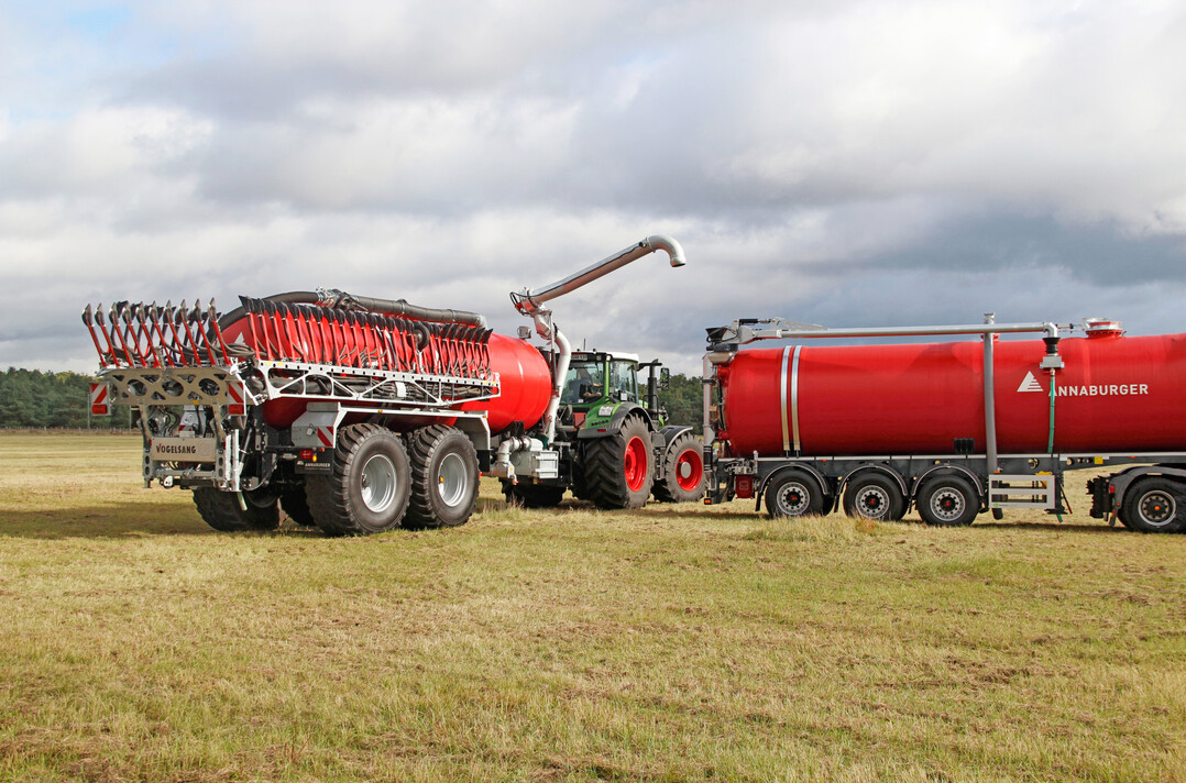 Das Zubringfass EcoTanker LS 38F.28 (r.) gibt es nun mit �bergabearm.