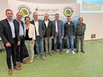 Zuversichtlich f�r die Vermarktung und die kommende Anbausaison sind (v. l.): Dr. Johannes Stampfl und Dr. Erich Lehmair, beide HVG; Teresa Locher, Gesch�ftsf�hrerin, Wolfgang Ruther, Vorsitzender, Andreas Joos, Hopsteiner, Stephan Schinagl, BarthHaas, sowie Anton Locher, BayWa, und Fachberater Gabriel Bader. 