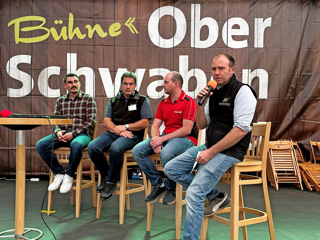 Podiumsdiskussion auf der Oberschwabenschau 2025 mit (v. r. Franz Sch�nberger, Vorsitzender Bauernverband Allg�u-Oberschwaben; Simon Cordella, Allg�u Automation; Dr. Hansj�rg Nu�baumer, LAZBW Aulendorf, und Norman Rieker, DEULA in Kirchheim/Teck.