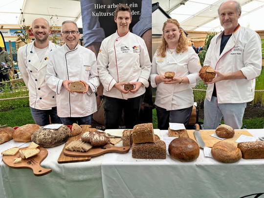 Gro�e Auswahl an Brotsorten: Als wichtiger Partner der Landwirtschaft fungiert das B�ckerhandwerk in der Region. Im Bild zu sehen, sind die Vertreter der B�ckerinnung Ravensburg und der Region, zusammen mit dem staatlich gepr�ften Brotpr�fer, Manfred Stiefel (rechts). 