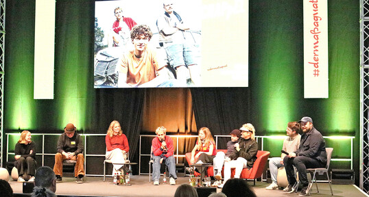 Die Film-Crew von �Tschappel� steht den Zuschauern Rede und Antwort: In einer Talkrunde auf der S�d-B�hne berichteten Schauspielerinnen, Schauspieler, Produzenten und die Autorin von sich und ihrer Arbeit am Film-Set. Die oberschw�bische ZDF-Fernseh-Serie �Tschappel� hat viele Fans in der Region. 