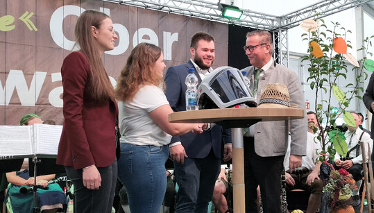 Mit einem inszenierten Klassentreffen, bei dem Vor- und Nachteile eines gr�nen Berufs zur Sprache kamen, unterhielt die Landjugend W�rttemberg-Hohenzollern. Dabei gab sie Minister Hauk eine Reihe von Problemen mit auf den Weg, die derzeit der Landwirtschaft auf den N�geln brennen und bildhaft in Bl�tterform an einem Baum angebracht wurden. 