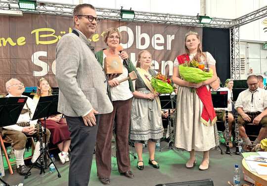 Neue Allg�uer K�sek�nigin ist die 19-j�hrige Hannah Sust (r.) aus Ravensburg. Sie �bernimmt das Amt von Felicitas Graf (2. v. r.). Die Inthronisation unter der Leitung von Roswitha Geyer-F�ssler �bernahm Minister Peter Hauk. Im Anschluss an die Zeremonie �berreichte die LBV-Vizepr�sidentin dem Minister Bodensee-�pfel und einen Holzhammer, mit dem er auch mal auf den Tisch hauen k�nne, um sich f�r die Anliegen der b�uerlichen Familienbetriebe einzusetzen. 