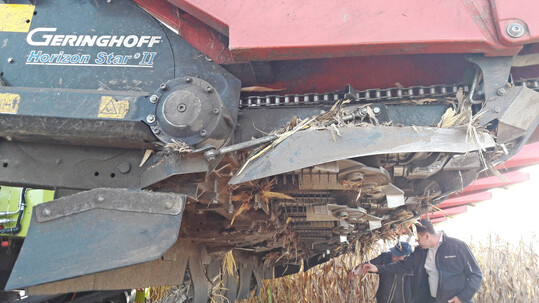 Ein integrierter Horizontalhäcksler zerkleinert die Maisstoppel bei der Ernte und verhindert das Niederfahren der Stoppeln bei der Ernte.