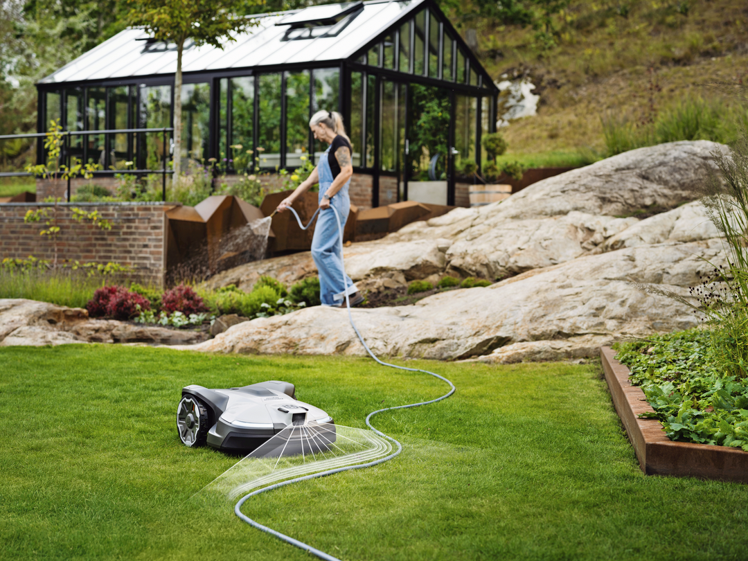 Der Mähroboter erkennt Hindernisse mittels KI.